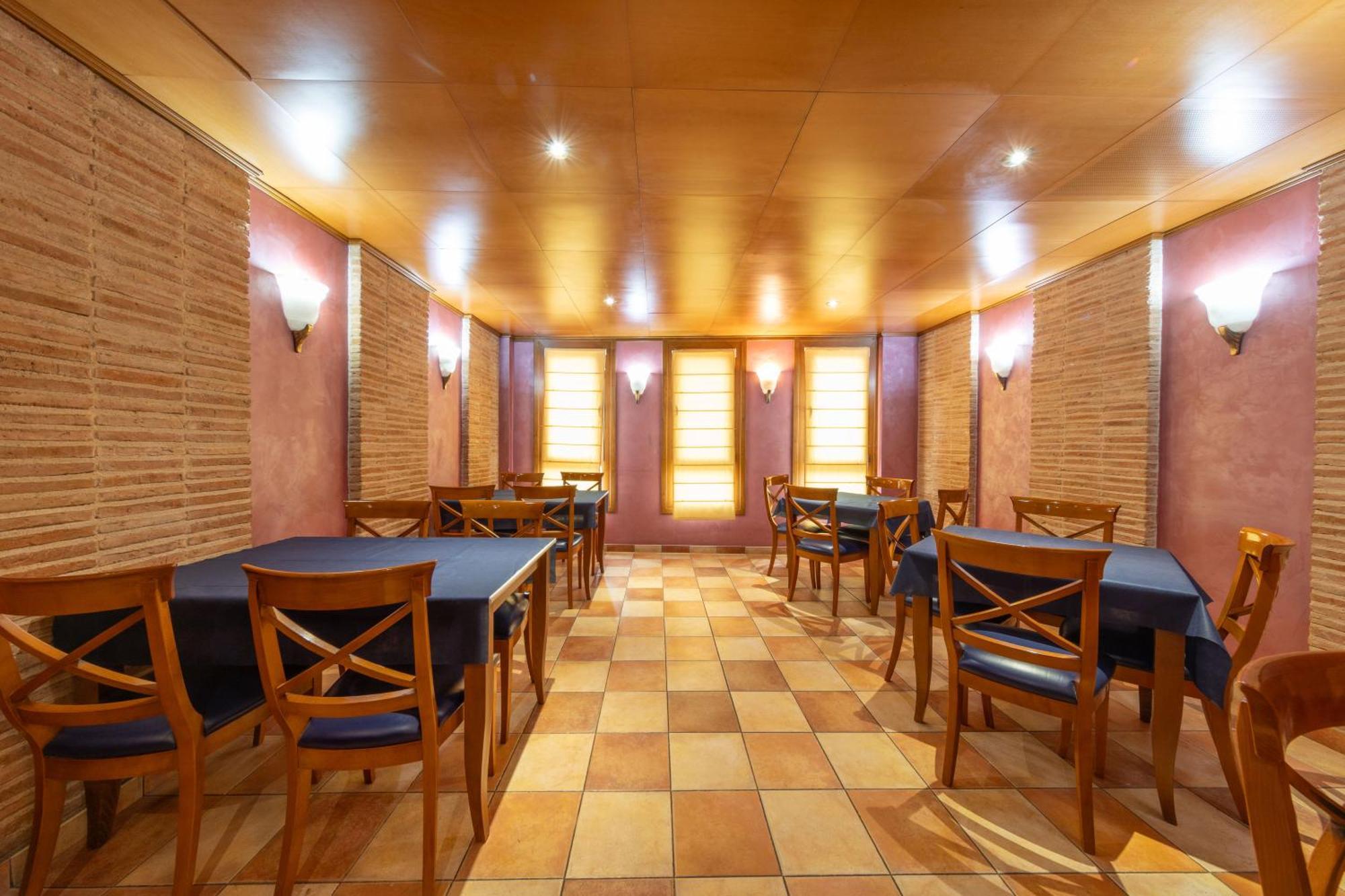 Hostal Sin Recep24H Puerta De La Villa - Pet Friendly & Restaurante Almazán エクステリア 写真