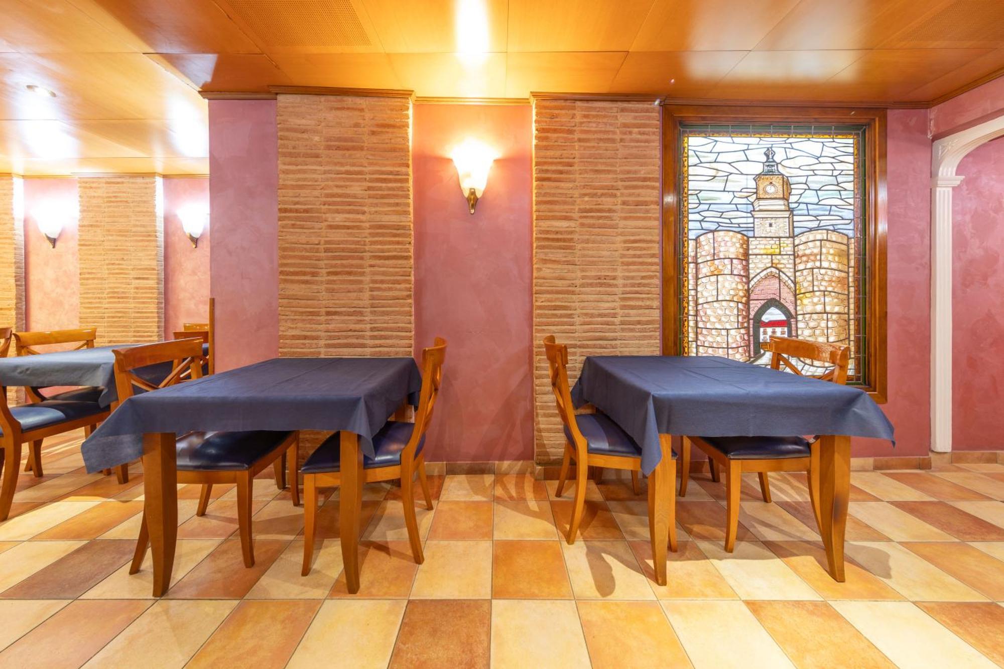 Hostal Sin Recep24H Puerta De La Villa - Pet Friendly & Restaurante Almazán エクステリア 写真