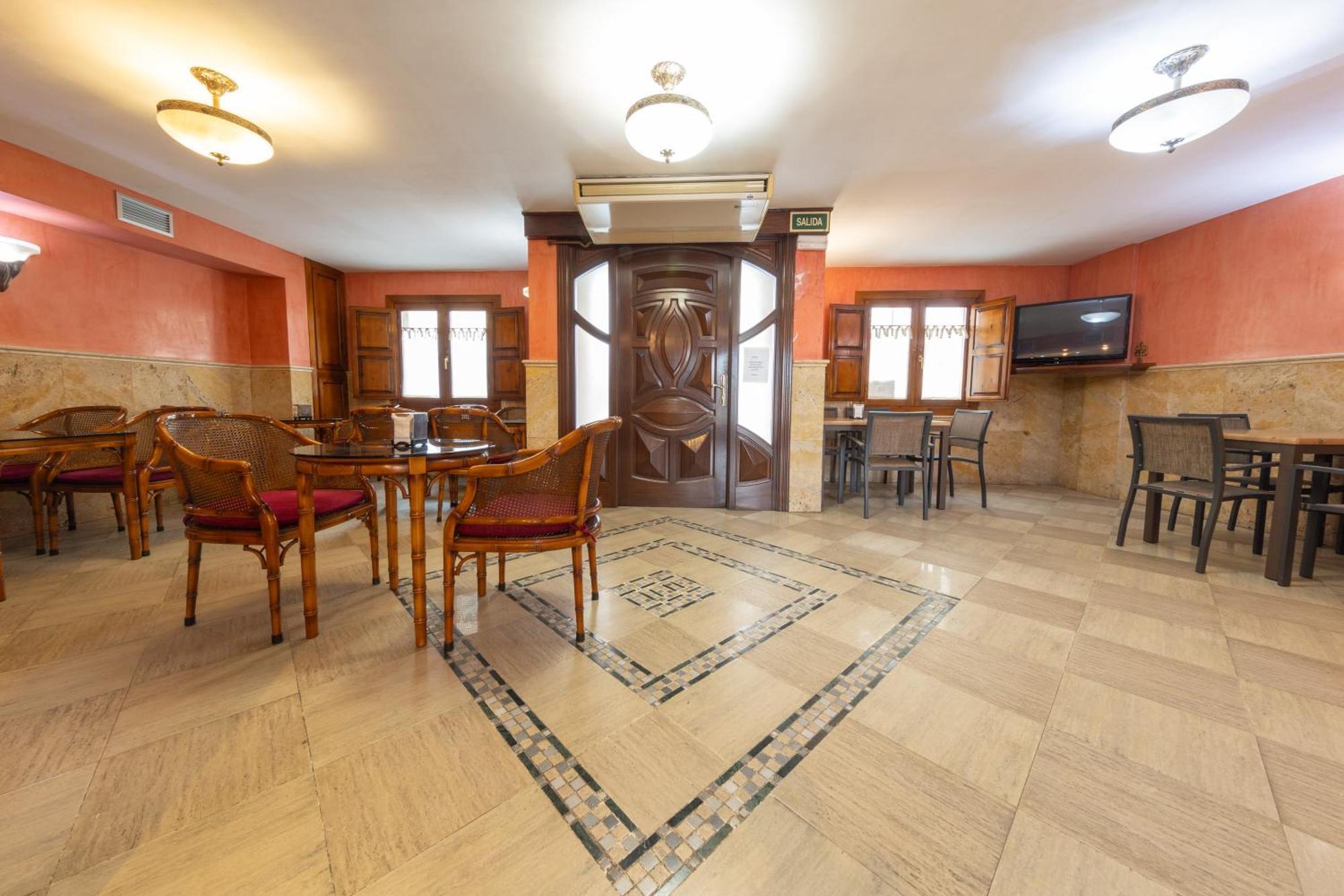 Hostal Sin Recep24H Puerta De La Villa - Pet Friendly & Restaurante Almazán エクステリア 写真