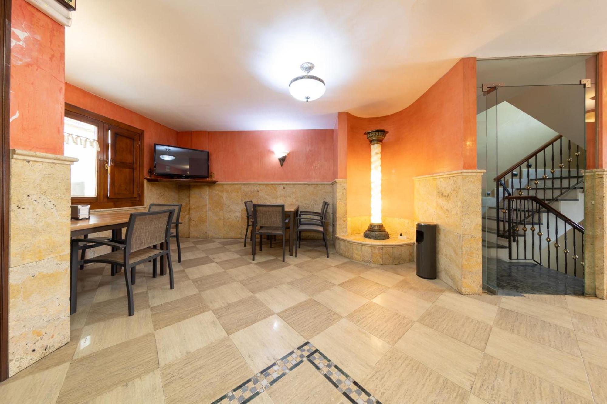Hostal Sin Recep24H Puerta De La Villa - Pet Friendly & Restaurante Almazán エクステリア 写真