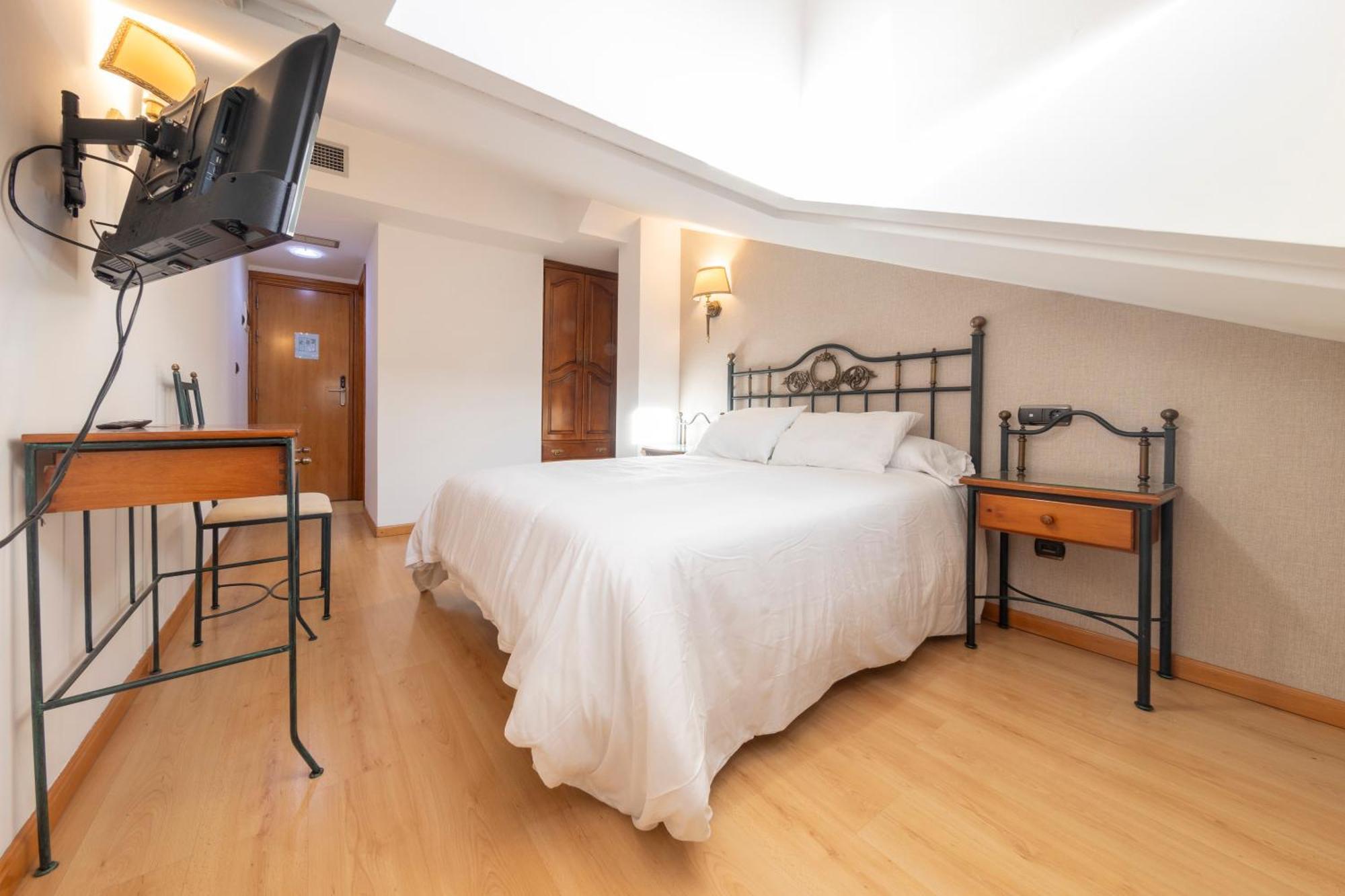Hostal Sin Recep24H Puerta De La Villa - Pet Friendly & Restaurante Almazán エクステリア 写真