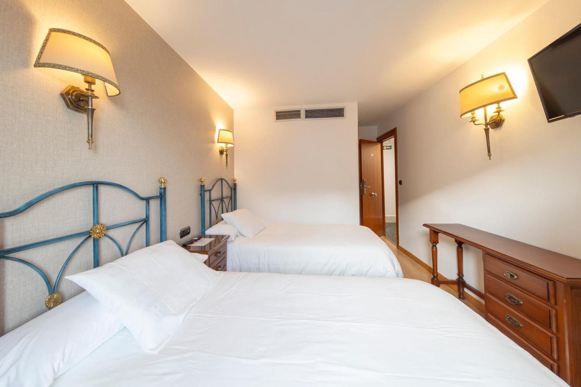 Hostal Sin Recep24H Puerta De La Villa - Pet Friendly & Restaurante Almazán エクステリア 写真