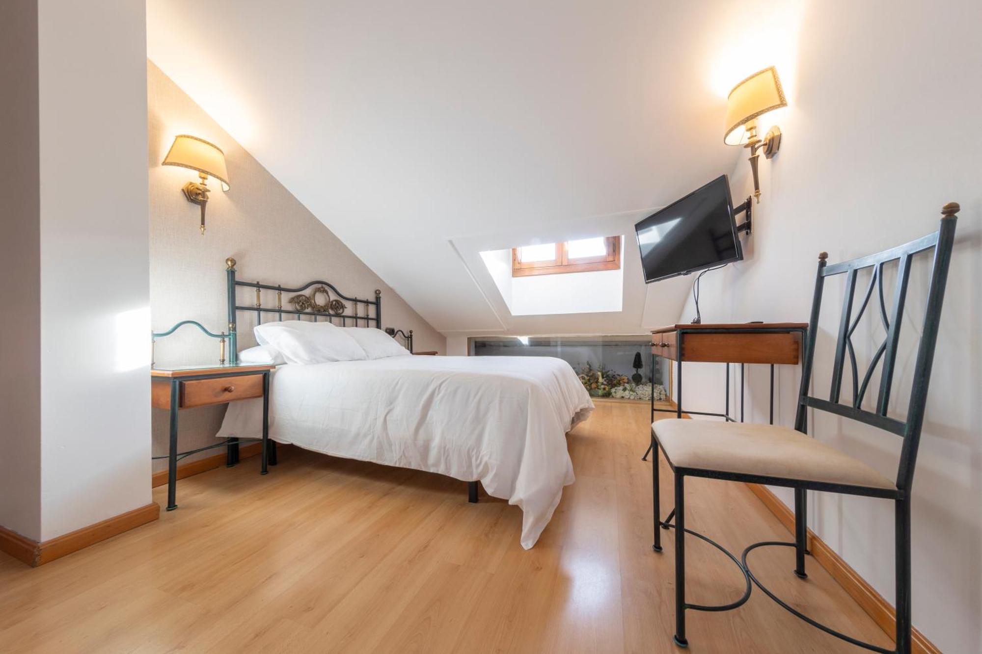 Hostal Sin Recep24H Puerta De La Villa - Pet Friendly & Restaurante Almazán エクステリア 写真
