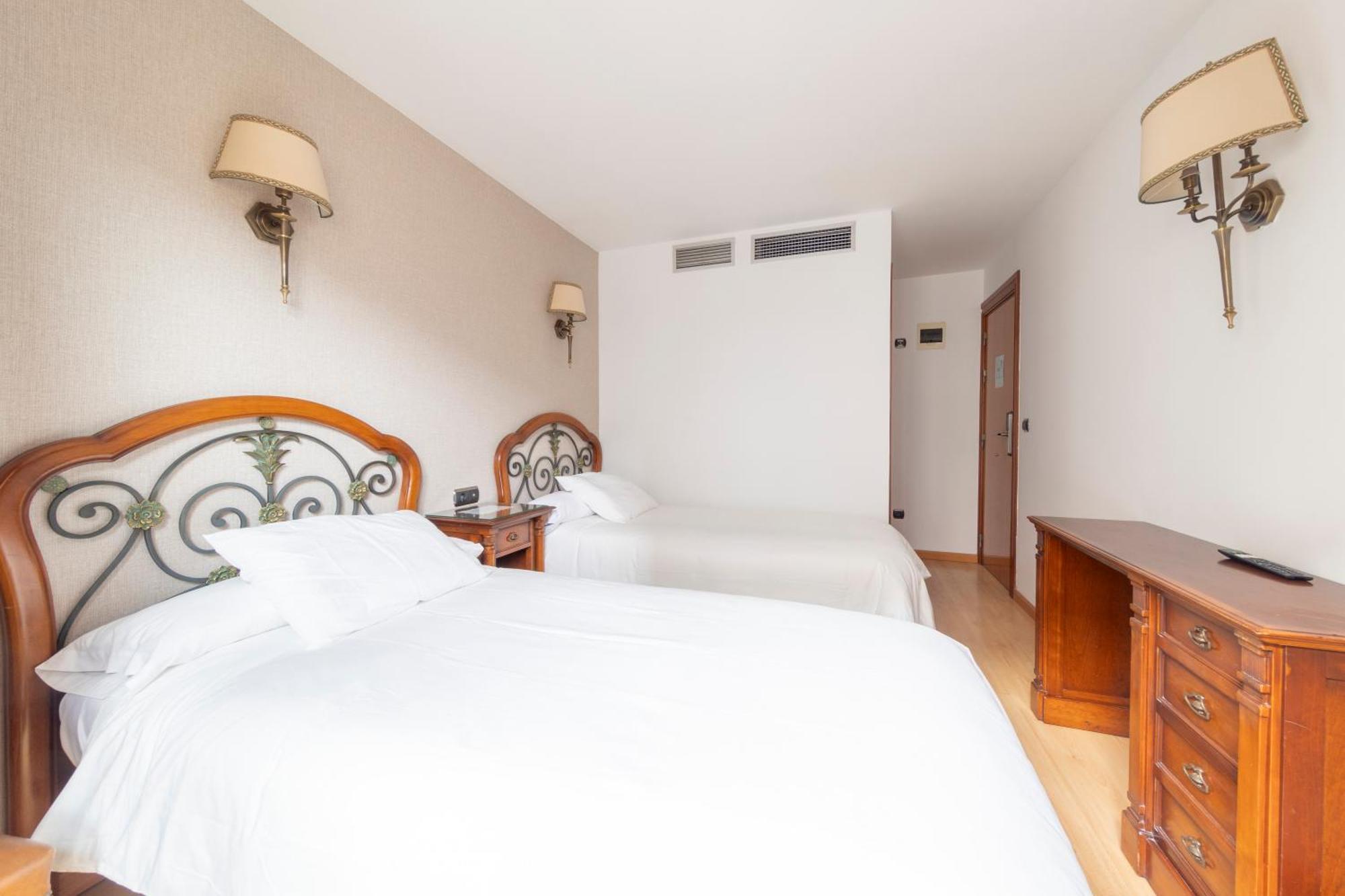 Hostal Sin Recep24H Puerta De La Villa - Pet Friendly & Restaurante Almazán エクステリア 写真