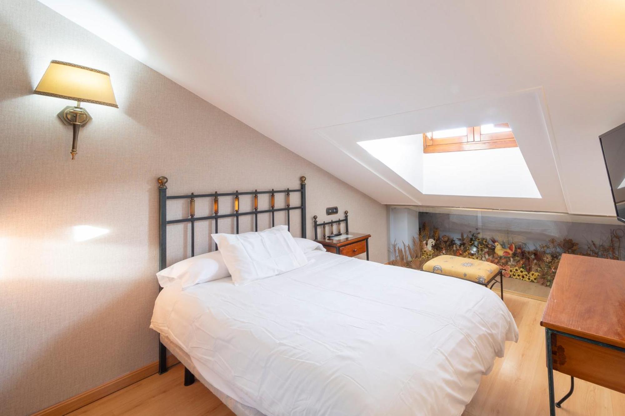 Hostal Sin Recep24H Puerta De La Villa - Pet Friendly & Restaurante Almazán エクステリア 写真