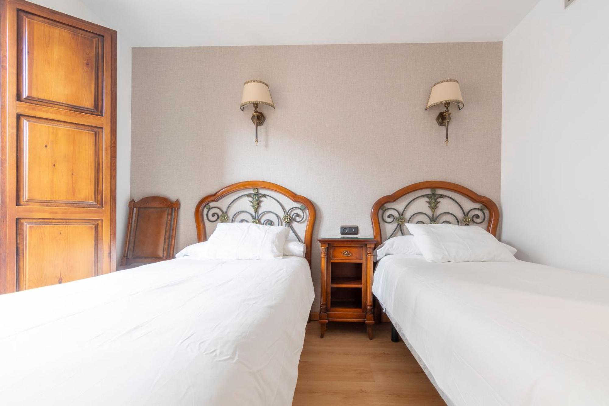 Hostal Sin Recep24H Puerta De La Villa - Pet Friendly & Restaurante Almazán エクステリア 写真